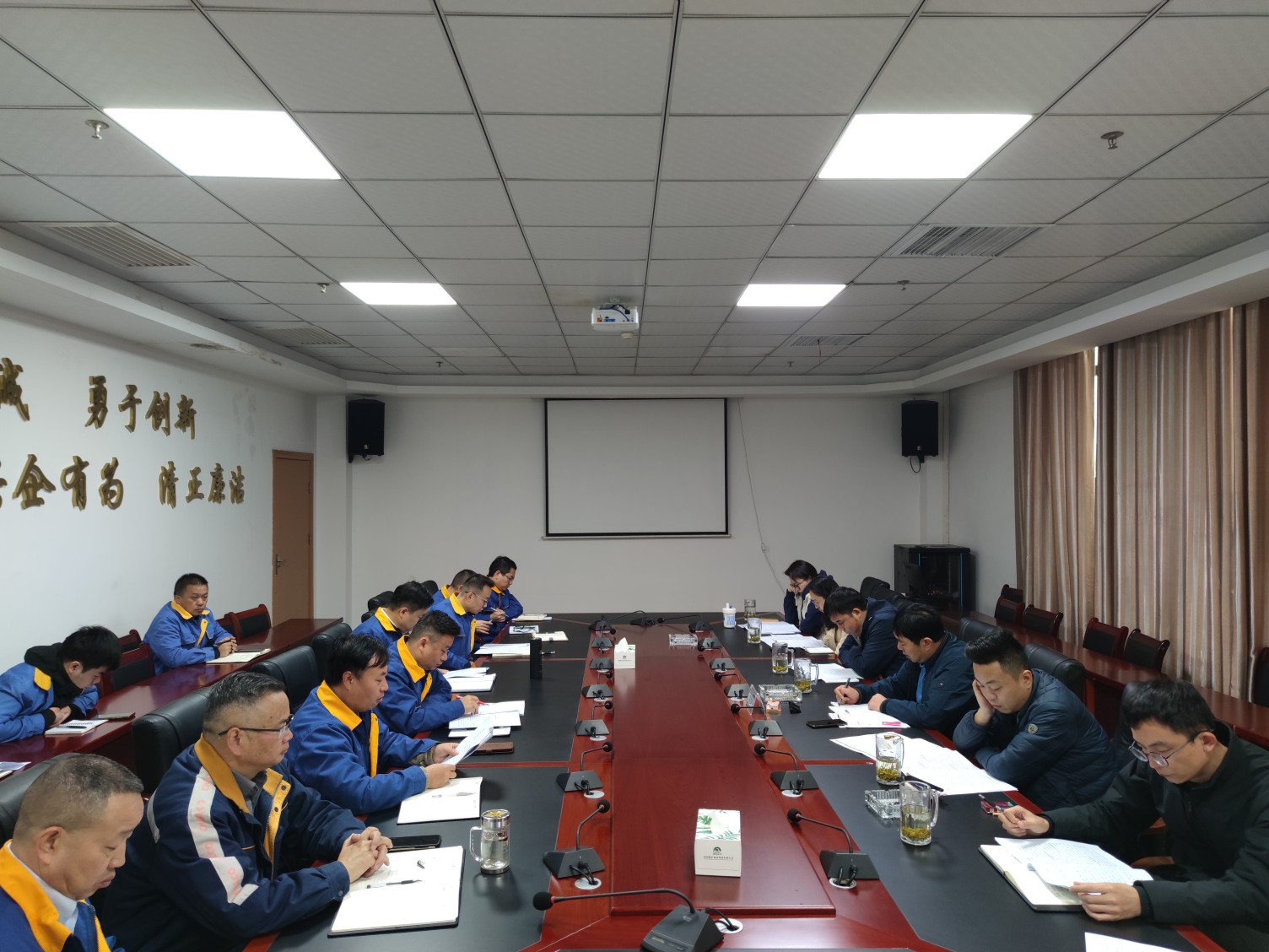 集團黨委委員、總會計師雷治昌一行到能礦錳業(yè)調(diào)研2024年財務情況及2025年預算工作