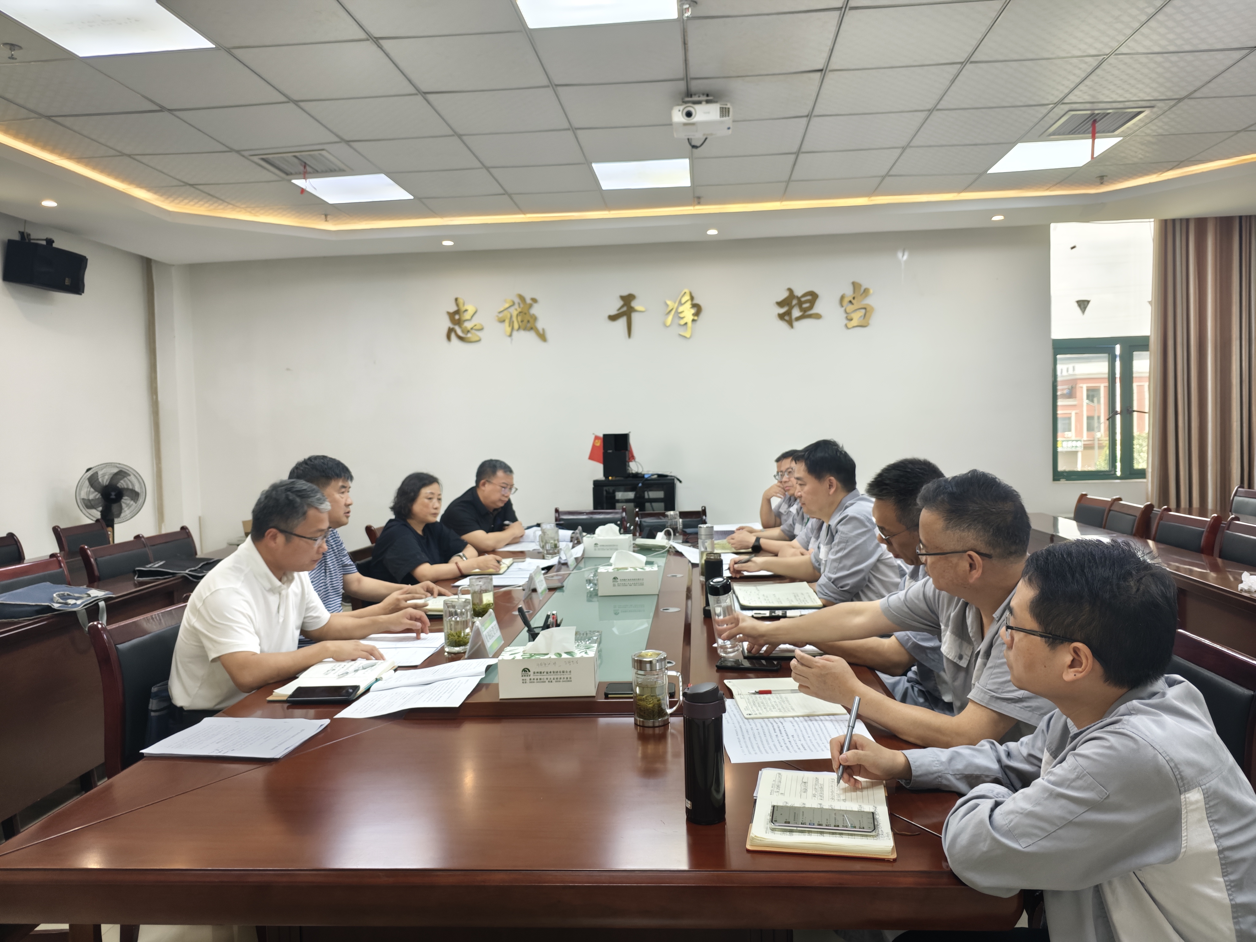 集團(tuán)黨委書記、董事長、總經(jīng)理趙震海到能礦錳業(yè)調(diào)研生產(chǎn)經(jīng)營、汛期安全等工作