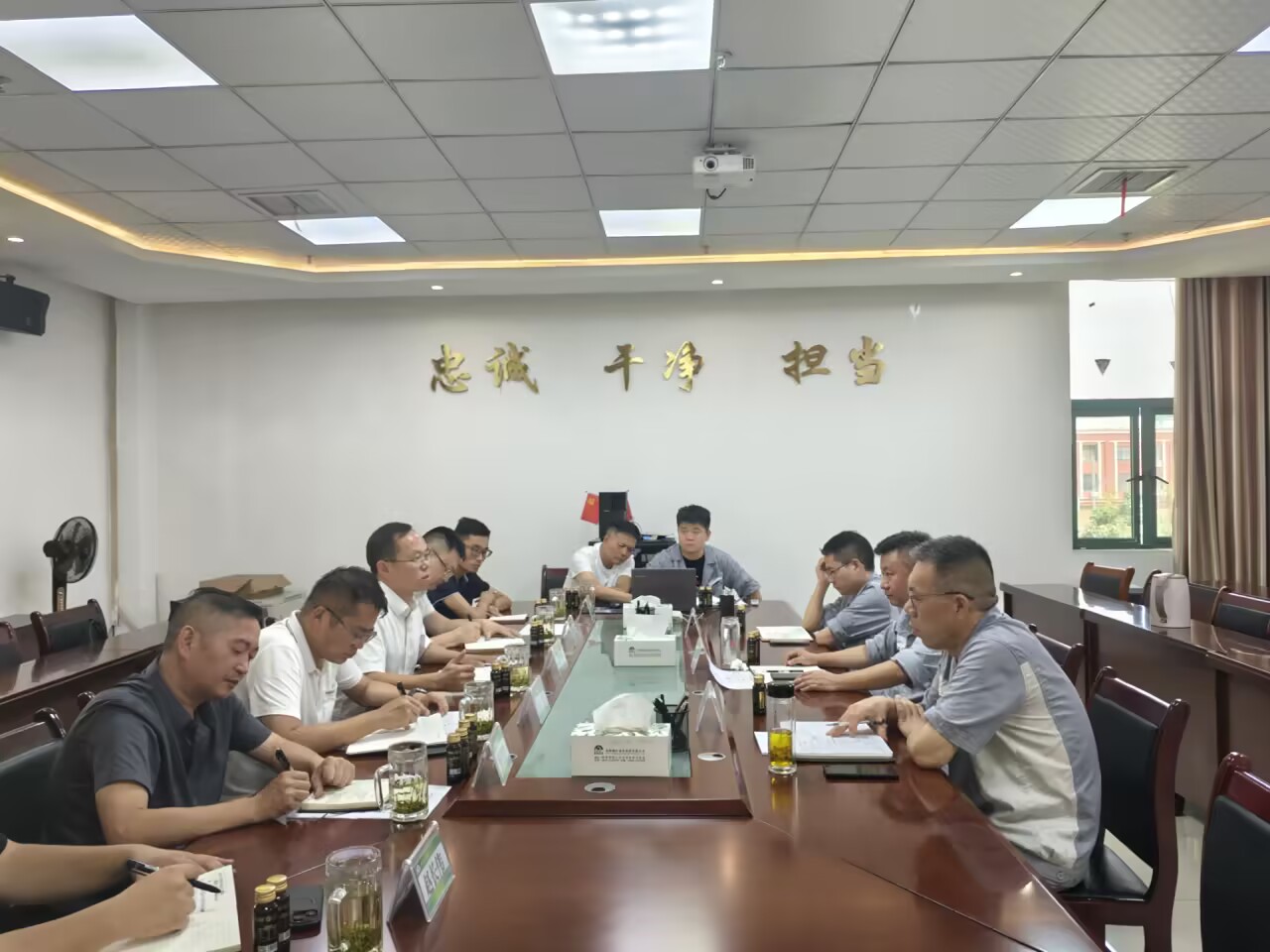 水城經(jīng)開區(qū)領(lǐng)導(dǎo)到能礦錳業(yè)考察洽談