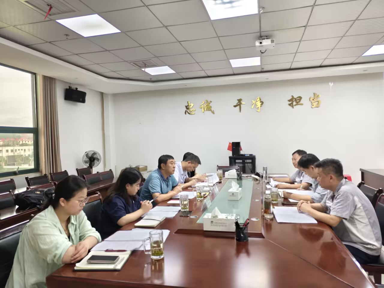 集團(tuán)黨委委員、總會計師雷治昌一行到能礦錳業(yè)調(diào)研債權(quán)債務(wù)、資產(chǎn)盤活等工作