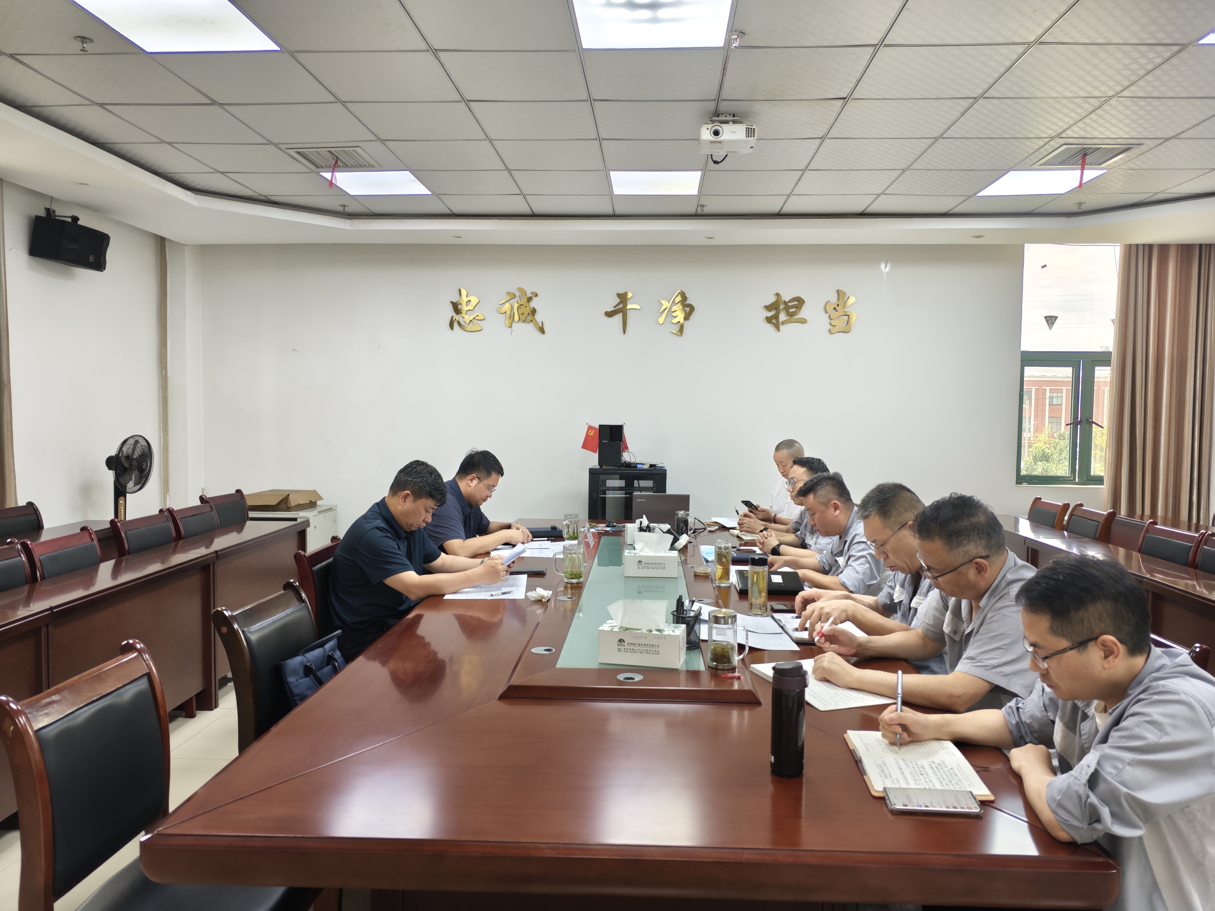 集團(tuán)黨委委員、副總經(jīng)理李凱到能礦錳業(yè)調(diào)研安全生產(chǎn)并開展“夏送清涼”慰問活動