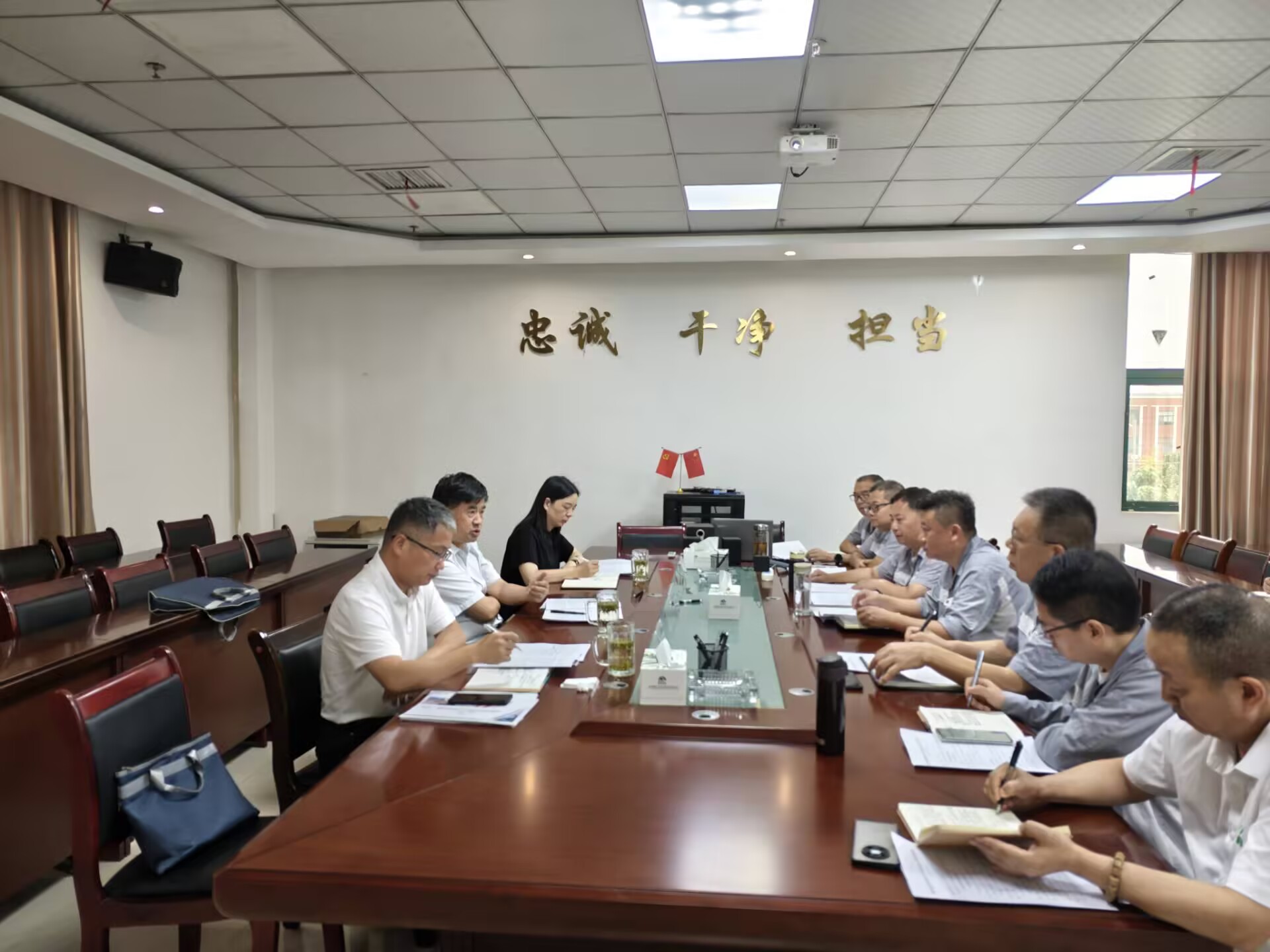 集團(tuán)黨委書記、董事長、總經(jīng)理趙震海到能礦錳業(yè)調(diào)研生產(chǎn)經(jīng)營、招商引戰(zhàn)等工作